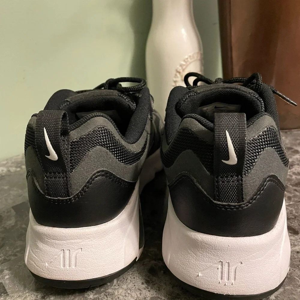 Black and White‎ Nike Air Max Youth Size 7